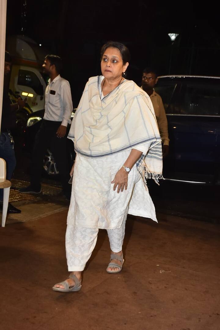Veteran Bollywood actress Supriya Pathak also participated in the prayer meeting of Satish Shah.