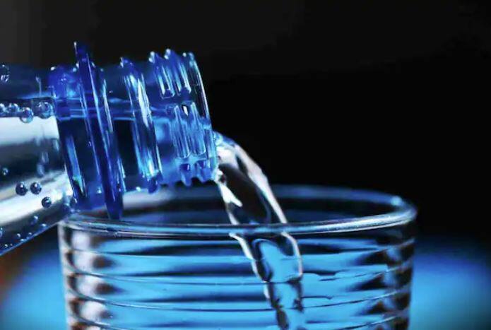 ਤੁਸੀਂ ਪਾਣੀ ਦੇ ਰੰਗ ਨੂੰ ਦੇਖ ਕੇ ਵੀ ਇਸਦੀ ਜਾਂਚ ਕਰ ਸਕਦੇ ਹੋ। ਪਹਿਲਾਂ, ਇੱਕ ਗਲਾਸ ਪਾਣੀ ਨਾਲ ਭਰੋ ਅਤੇ ਇਸਦੇ ਰੰਗ ਨੂੰ ਵੇਖੋ। ਜੇਕਰ ਪਾਣੀ ਪੀਲਾ, ਭੂਰਾ, ਜਾਂ ਬੱਦਲਵਾਈ ਦਿਖਾਈ ਦਿੰਦਾ ਹੈ, ਜਾਂ ਜੇਕਰ ਇਸ ਵਿੱਚ ਕਣ ਦਿਖਾਈ ਦਿੰਦੇ ਹਨ, ਤਾਂ ਇਹ ਪੀਣ ਦੇ ਯੋਗ ਨਹੀਂ ਹੈ। ਸਾਫ਼ ਪਾਣੀ ਹਮੇਸ਼ਾ ਪਾਰਦਰਸ਼ੀ ਹੁੰਦਾ ਹੈ।