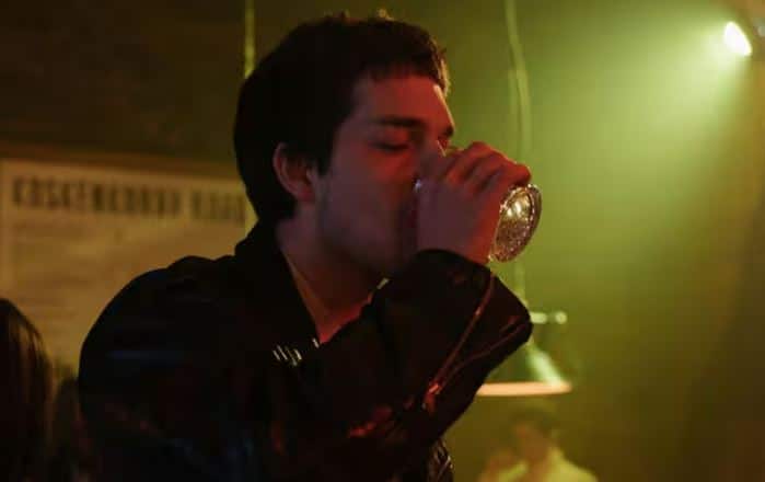 ਜਦੋਂ ਕੋਈ ਵਿਅਕਤੀ ਸ਼ਰਾਬ ਪੀਂਦਾ ਹੈ, ਤਾਂ ਇਹ ਸਰੀਰ ਵਿੱਚ ਨਿਊਰੋਟ੍ਰਾਂਸਮੀਟਰਾਂ, ਜਾਂ ਦਿਮਾਗੀ ਰਸਾਇਣਾਂ ਦੇ ਸੰਤੁਲਨ ਨੂੰ ਸਿੱਧਾ ਵਿਗਾੜਦਾ ਹੈ। ਇਹਨਾਂ ਵਿੱਚੋਂ ਸਭ ਤੋਂ ਮਹੱਤਵਪੂਰਨ ਇੱਕ ਰਸਾਇਣ ਹੈ ਜਿਸਨੂੰ GABA (Gamma-Aminobutyric Acid) ਕਿਹਾ ਜਾਂਦਾ ਹੈ।