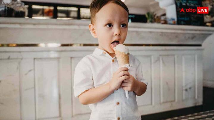 कई लोग सोचते हैं कि बुखार में ठंडी चीजें जैसे शरबत या आइसक्रीम देना सही रहेगा. लेकिन यह गलत है. बच्चों को हल्का गर्म पानी या हल्का सूप पिलाना बेहतर होता है. इससे उनकी बॉडी डिहाइड्रेट नहीं होती और बुखार जल्दी कम होता है.