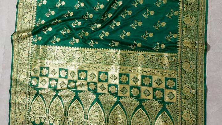 धीरे-धीरे यही साड़ी आम लोगों तक पहुंची. कभी सिर्फ रानियों और बेगमों की शान रही यह साड़ी आज हर वर्ग की महिला के वॉर्डरोब का हिस्सा है. आज बनारसी साड़ियां चार प्रमुख श्रेणियों में आती हैं- प्योर सिल्क (कतन), ऑरगेंजा (कोरा), जॉर्जेट और शात्तिर. इनमें से प्योर सिल्क सबसे ज्यादा लोकप्रिय है.