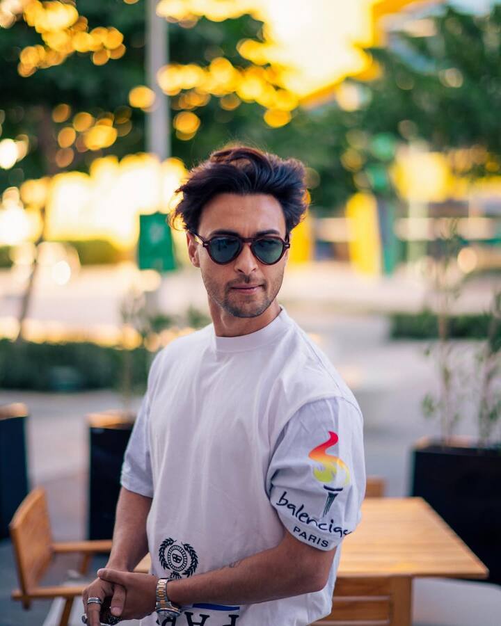 आयुष शर्मा के दादा सुखराम शर्मा हिमाचल प्रदेश और राष्ट्रीय राजनीति में चर्चित नाम रहे हैं. सुखराम शर्मा पाँच बार विधायक और तीन बार सांसद रह चुके हैं.