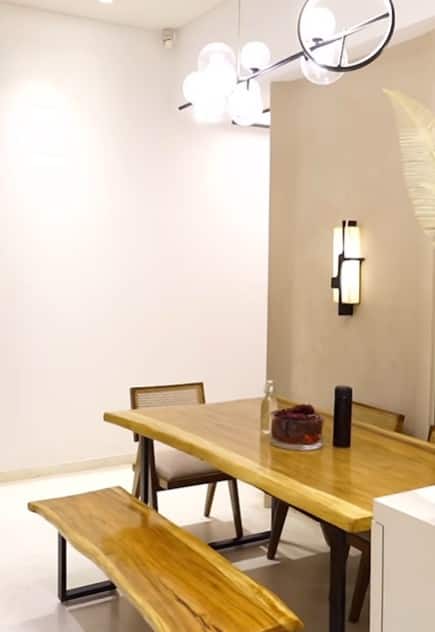 शहनाज ने अपने घर के एक कोने में डायनिंग एरिया भी बनाया है. जहां आपको वुडन टेबल चेयर और बेंच लगा हुआ नजर आएगा.