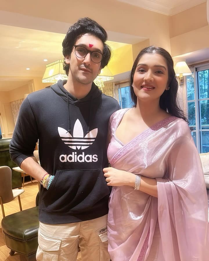 Yashvardhan's elder sister Tina Ahuja is also active in Bollywood. He made his debut with the film Second Hand Husband. There is a very deep relationship between brother and sister and both always support each other.
