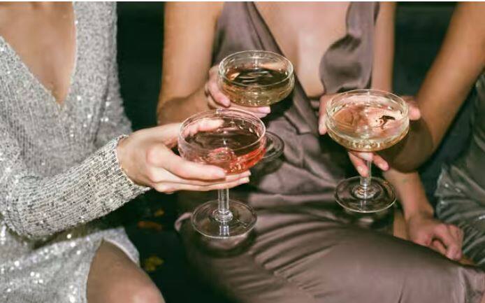 ਇਸ ਤੋਂ ਇਲਾਵਾ, ਸ਼ਰਾਬ ਪ੍ਰੀਫ੍ਰੰਟਲ ਕਾਰਟੈਕਸ ਨੂੰ ਪ੍ਰਭਾਵਿਤ ਕਰਦੀ ਹੈ, ਦਿਮਾਗ ਦਾ ਉਹ ਹਿੱਸਾ ਜੋ ਤਰਕ ਕਰਨ, ਨਿਯੰਤਰਣ ਕਰਨ ਅਤੇ ਸੂਚਿਤ ਫੈਸਲੇ ਲੈਣ ਵਿੱਚ ਮਦਦ ਕਰਦਾ ਹੈ। ਜਦੋਂ ਇਹ ਖੇਤਰ ਸੁਸਤ ਹੋ ਜਾਂਦਾ ਹੈ, ਤਾਂ ਇੱਕ ਵਿਅਕਤੀ ਦੇ ਰੋਕ ਅਤੇ ਡਰ ਘੱਟ ਜਾਂਦੇ ਹਨ।