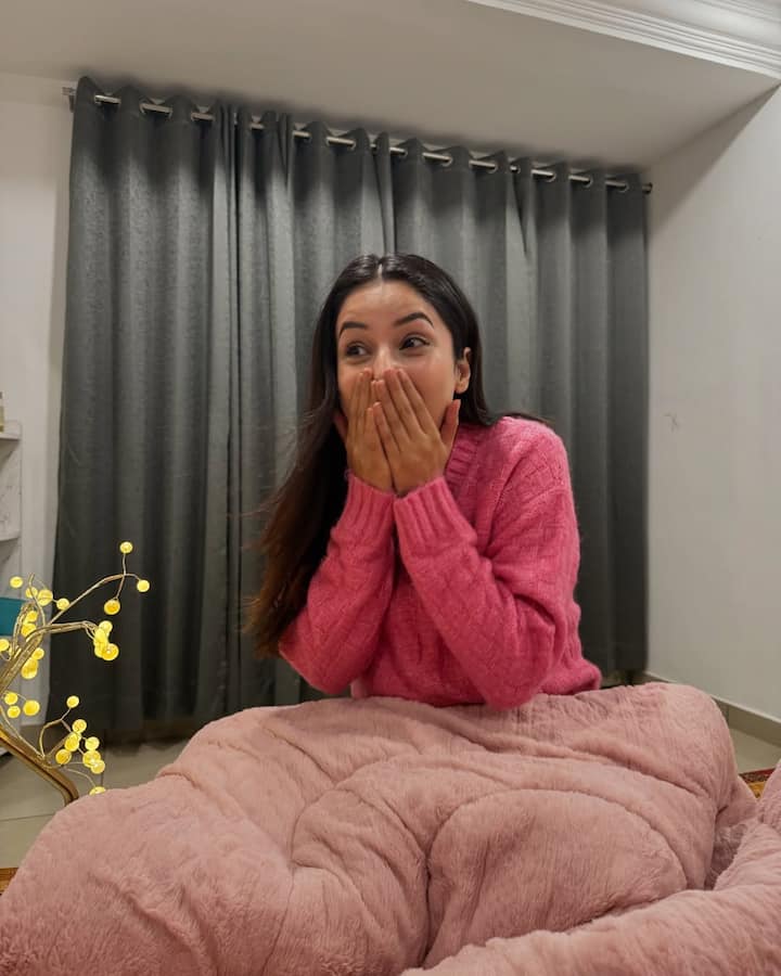 शहनाज का बेडरूम काफी सिंपल और कोजी है. यहां एक्ट्रेस ने दीवारों को एकदम खाली रखा है. क्योंकि उन्हें घर में ज्यादा तस्वीरें लगाना पसंद नहीं है.