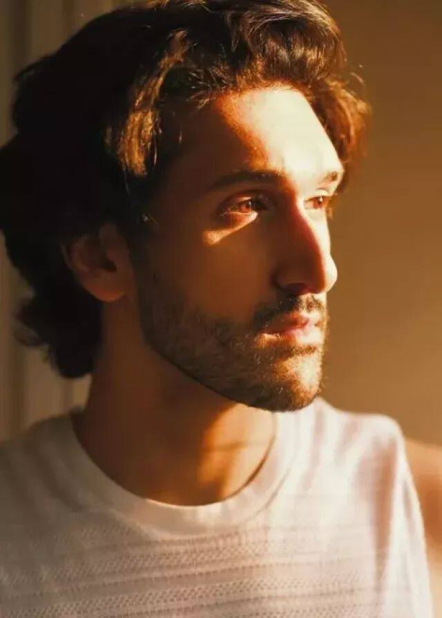 In the matter of acting, Yashvardhan constantly takes tips from his father Govinda. Govinda has taught him that the real job of an actor is not just to speak dialogues but to put emotion and energy into every scene. Yashvardhan keeps trying to improve himself every day by taking this advice.