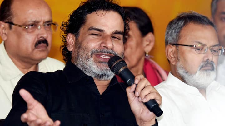 ताजा सर्वे के अनुसार, बिहार के मतदाता दो प्रमुख खेमों में लगभग बराबर बंटे नजर आ रहे हैं. करीब 34.7% लोगों ने कहा कि वे महागठबंधन को सत्ता में देखना चाहते हैं,जबकि 34.4% मतदाताओं ने एनडीए पर भरोसा जताया.यह मामूली अंतर बताता है कि इस बार की जंग पूरी तरह कांटे की होगी,जहां हर सीट निर्णायक भूमिका निभा सकती है.