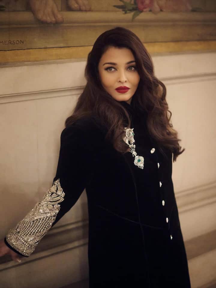 Aishwarya Rai - Aishwarya Rai, who is called the most beautiful actress of Bollywood, won the hearts of people with her simplicity in this film. Today the actress is 51 years old. But her beauty is increasing even more with age. The proof of this is the Instagram account of the actress.