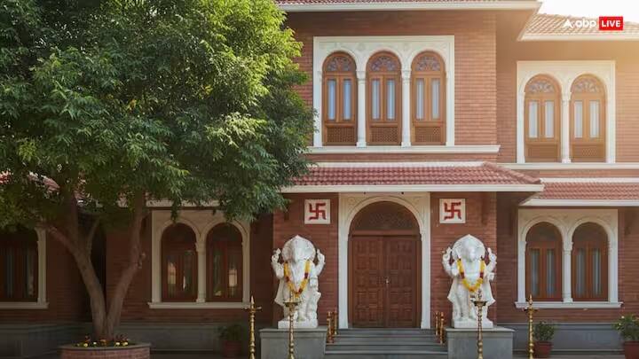 જો તમારું ઘર અથવા પ્લોટ દક્ષિણ તરફ હોય, તો મુખ્ય દરવાજો પૂર્વ, ઉત્તર અથવા દક્ષિણપૂર્વ તરફ હોવો જોઈએ. આ સકારાત્મક ઉર્જાનો પ્રવાહ જાળવી રાખે છે અને નકારાત્મક પ્રભાવોને ઘટાડે છે. વધુમાં, ઉત્તર તરફનું ઘર શુભ માનવામાં આવે છે, કારણ કે ઉત્તર દિશાને સમૃદ્ધિ અને ખુશીની દિશા માનવામાં આવે છે.