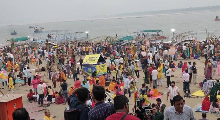 इसके अलावा गंगा नदी के तट पर बढ़ते जलस्तर को ध्यान में रखते हुए श्रद्धालुओं के लिए विशेष इंतजाम किए गए थे. पुलिस प्रशासन की ओर से सुरक्षा चाक-चौबंद रखी गई है. चप्पे-चप्पे पर पुलिस बल मुस्तैदी से तैनात और निगरानी की जा रही है.