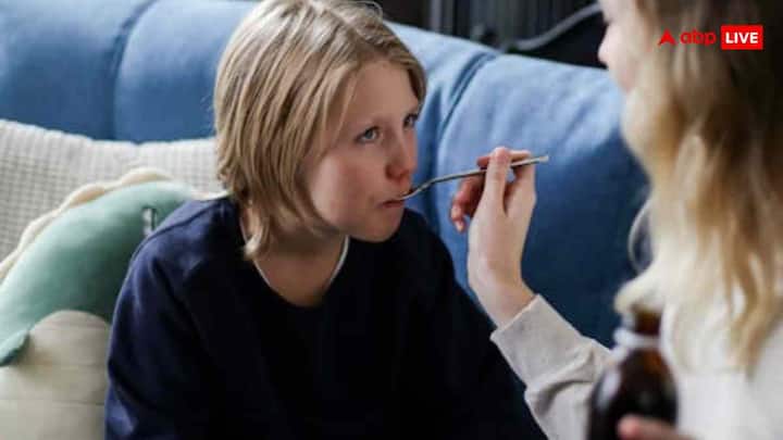 बच्चे को बुखार होने पर कई पेरेंट्स डर के मारे तुरंत एंटीबायोटिक्स दे देते हैं. यह बहुत बड़ी गलती है. हर बुखार में एंटीबायोटिक्स की जरूरत नहीं होती और यह दवा बच्चे की सेहत पर बुरा असर भी डाल सकती है. इसलिए बुखार आने पर सबसे पहले डॉक्टर से सलाह लें.