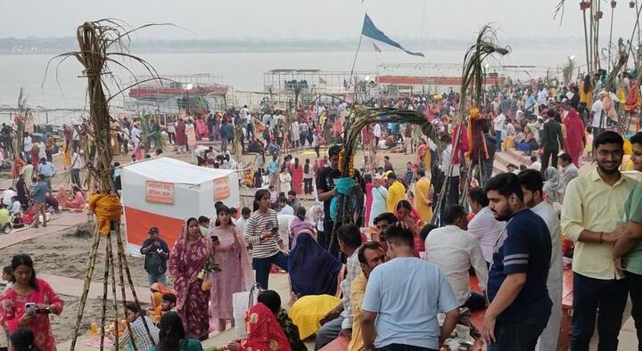 इस पर्व के दौरान लोग अपने परिवार के साथ गंगा घाट पर नजर आए. वहीं वाराणसी के शास्त्री घाट पर आकर्षक लाइट के साथ सजावट की गई थी.