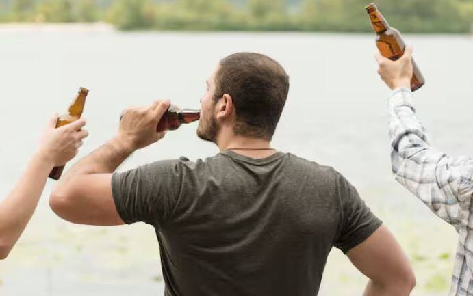 ਇਹੀ ਕਾਰਨ ਹੈ ਕਿ ਸ਼ਰਾਬ ਪੀਣ ਵਾਲਾ ਵਿਅਕਤੀ ਇਸ ਪਲ ਬਹੁਤ ਸਕਾਰਾਤਮਕ ਅਤੇ ਨਿਡਰ ਮਹਿਸੂਸ ਕਰਦਾ ਹੈ, ਜਿਵੇਂ ਉਹ ਕੁਝ ਵੀ ਕਰ ਸਕਦਾ ਹੈ। ਹਾਲਾਂਕਿ, ਇਹ ਵਿਸ਼ਵਾਸ ਸੱਚਾ ਨਹੀਂ ਹੈ।