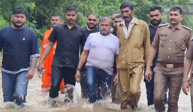રાજુલાના ઉછૈયા ગામમાં 50 લોકોનું રેસ્ક્યૂ, MLA હીરા સોલંકી ધસમસતા પ્રવાહમાં તરીને પહોંચ્યા