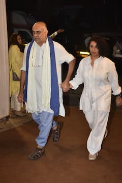 सतीश शाह की प्रेयर मीट में बेबस दिखीं पत्नी मधु, रुपाली गांगुली से लेकर शत्रुघ्न सिन्हा तक, दुख बांटने पहुंचे ये सितारे