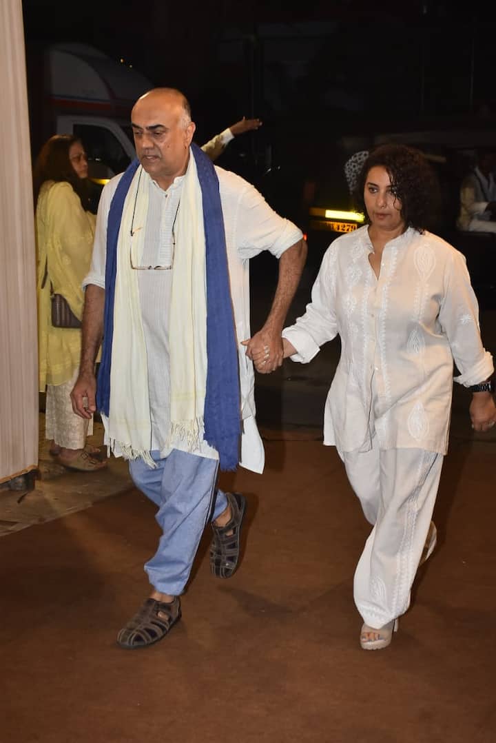 एक्ट्रेस दिव्या दत्ता सतीश शाह की प्रेयर मीट में उनके परिवार का दुख बांटने के लिए पहुंची. उनके साथ एक्टर यतिन कार्येकर भी नजर आए.