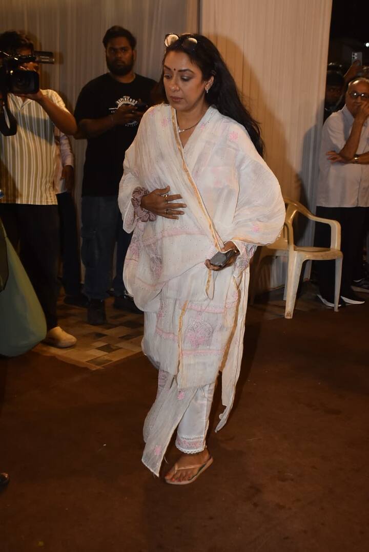 TV actress Rupali Ganguly also attended Satish Shah's prayer meet. The actress looked quite broken. Because she was very close to Satish Shah.
