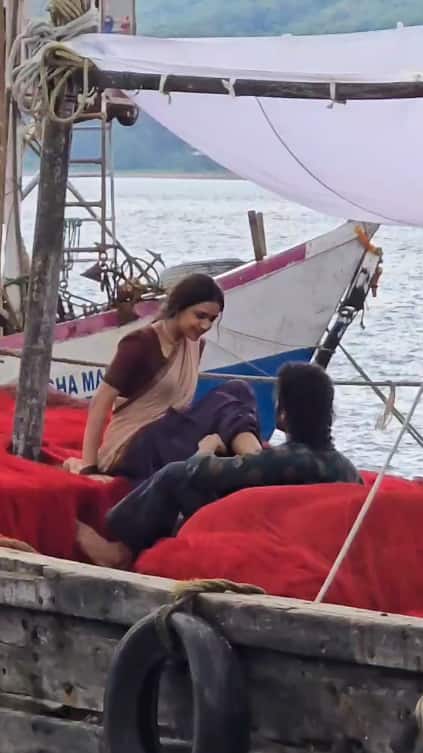 विशेष म्हणजे, सैतवडे गावातील दी मॉडेल इंग्लिश स्कूलच्या पटांगणावर जिल्हाधिकारी कार्यालयाचा भव्य सेट उभारण्यात आला.