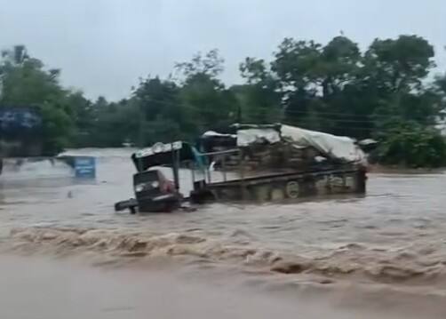 છેલ્લા 24 કલાકમાં અમરેલી જિલ્લામાં વરસેલા ધોધમાર કમોસમી વરસાદથી જળપ્રલયની સ્થિતિ સર્જાય છે. જિલ્લાના તમામ નદી-નાળા છલકાયા છે. ખેતરો તળાવમાં ફેરવાયા છે. અનેક રસ્તાઓ વરસાદી પાણીથી બંધ થયા.રાજુલાના દાતરડી સહીતના ગ્રામ્ય વિસ્તારોમાં મુશળધાર વરસાદથી દાતરડીથી જતા તમામ રસ્તાઓ પર જળમગ્ન બનતા સ્થાનિકોને મુશ્કેલી વેઠવી પડી.