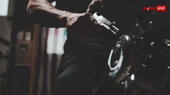 Change engine oil timely to increase mileage. If the engine oil becomes old or dirty, the engine of the bike does not work smoothly and the mileage decreases. Get the engine oil changed in every service or after about 2500 to 3000 km. This maintains the performance of the engine.