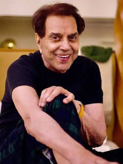 Veteran actor Dharmendra was also very fond of alcohol at one time. Amidst the stress and shooting of films, he gradually got addicted to alcohol. However, he decided to give up alcohol forever. Dharmendra had said that when he gave up alcohol, he realized how beautiful life is.