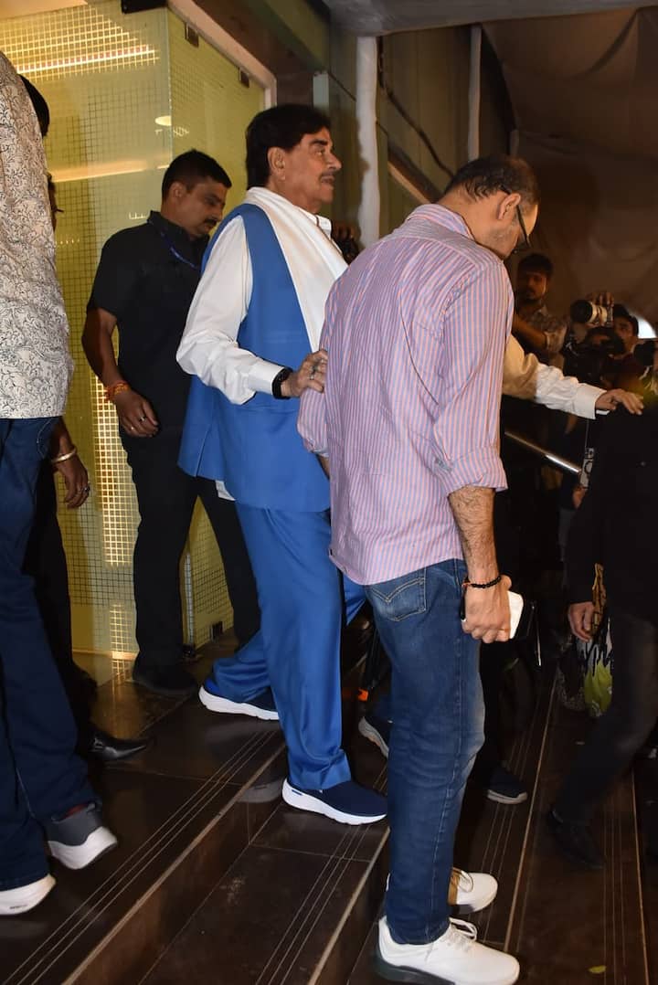 Veteran actor Shatrughan Shah also attended the prayer meeting of Satish Shah and shared the grief of his family.