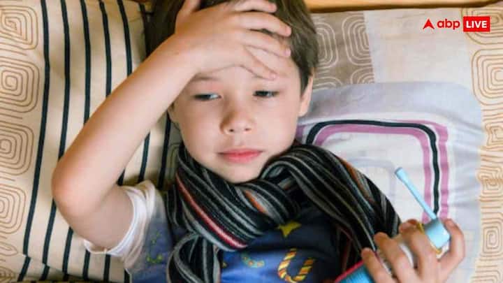 कई बार पैरेंट्स चिंता में आकर बच्चे को एक साथ कई दवाइयां दे देते हैं. यह गलत है. बच्चों को बुखार की दवा देते समय हमेशा डॉक्टर की सलाह लें और दो दवाइयों के बीच कम से कम 4 घंटे का अंतर जरूर रखें.