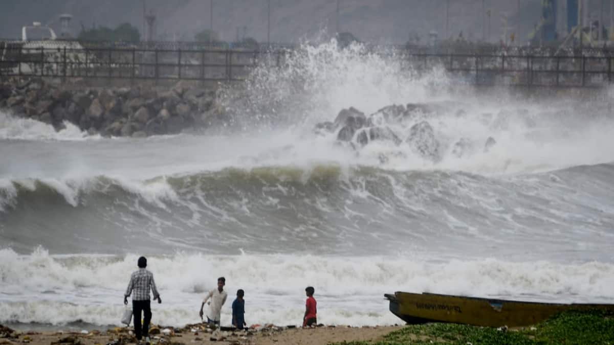 Tamil Nadu Weatherman: சென்னை தான் ஹாட்ஸ்பாட்டா.!! எந்த இடத்தில் புயல் கரையை கடக்கும்- வெதர்மேன் சொன்ன லேட்டஸ்ட் அப்டேட்