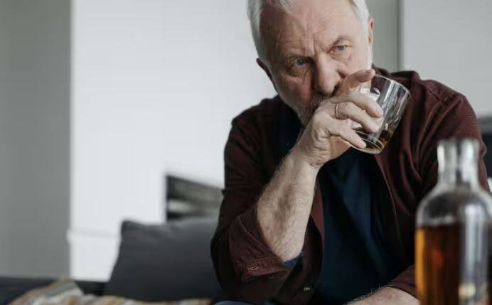 ਇਸਦਾ ਮਤਲਬ ਹੈ ਕਿ ਜਿਨ੍ਹਾਂ ਚੀਜ਼ਾਂ ਤੋਂ ਤੁਸੀਂ ਪਹਿਲਾਂ ਡਰਦੇ ਸੀ, ਉਹ ਕੁਝ ਪੀਣ ਤੋਂ ਬਾਅਦ ਮਜ਼ੇਦਾਰ ਲੱਗ ਸਕਦੀਆਂ ਹਨ। ਇਹੀ ਕਾਰਨ ਹੈ ਕਿ ਸ਼ਰਾਬ ਦੇ ਪ੍ਰਭਾਵ ਹੇਠ ਲੋਕ ਵਧੇਰੇ ਖੁੱਲ੍ਹ ਕੇ ਬੋਲਣ, ਵਧੇਰੇ ਹੱਸਣ, ਅਤੇ ਕਈ ਵਾਰ ਉਹ ਗੱਲਾਂ ਵੀ ਕਹਿ ਦਿੰਦੇ ਹਨ ਜੋ ਉਨ੍ਹਾਂ ਨੇ ਕਦੇ ਵੀ ਸ਼ਾਂਤ ਰਹਿੰਦੇ ਹੋਏ ਨਹੀਂ ਕਹੀਆਂ ਹੋਣਗੀਆਂ।