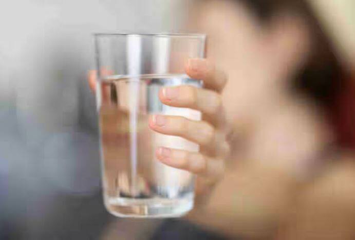 ਤੁਸੀਂ ਟੀਡੀਐਸ ਮੀਟਰ ਨਾਲ ਆਪਣੇ ਪਾਣੀ ਦੀ ਸ਼ੁੱਧਤਾ ਦੀ ਜਾਂਚ ਵੀ ਕਰ ਸਕਦੇ ਹੋ। WHO ਦੇ ਅਨੁਸਾਰ, ਸ਼ੁੱਧ ਪਾਣੀ ਦਾ ਟੀਡੀਐਸ ਪੱਧਰ 100 ਤੋਂ 250 ਹਿੱਸੇ ਪ੍ਰਤੀ ਮਿਲੀਅਨ ਦੇ ਵਿਚਕਾਰ ਹੋਣਾ ਚਾਹੀਦਾ ਹੈ। ਇਸ ਤੋਂ ਵੱਧ ਜਾਂ ਘੱਟ ਕੋਈ ਵੀ ਰੀਡਿੰਗ ਅਸ਼ੁੱਧਤਾ ਦਾ ਸੰਕੇਤ ਦੇ ਸਕਦੀ ਹੈ।