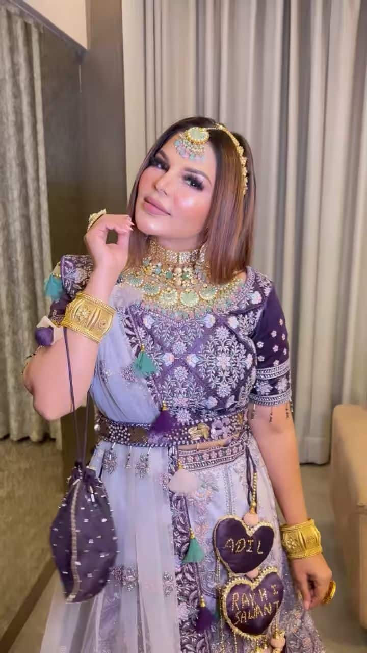 एक पॉडकास्ट शो में राखी ने कॉमेडियन समय रैना से बात करते हुए इस गाने के किसिंग सीन और अपनी फीस के बारे में खुलकर बात की. बातचीत के दौरान समय रैना राखी की बातों से हैरान रह गए. राखी ने कहा कि उन्हें इस प्रोजेक्ट के लिए अच्छा पेमेंट मिला और उन्होंने मेहनत और डेडिकेशन के साथ काम किया. हालांकि उन्होंने अपनी फीस की सटीक अमाउंट नहीं बताई, लेकिन उनके बयान ने सोशल मीडिया पर चर्चा जरूर छेड़ दी.