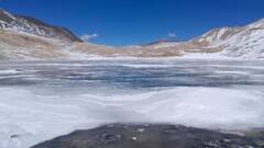 उत्तराखंड: कड़ाके की ठंड के बीच बर्फ की मोटी परत से ढकी देवताल झील, तापमान में भारी गिरावट