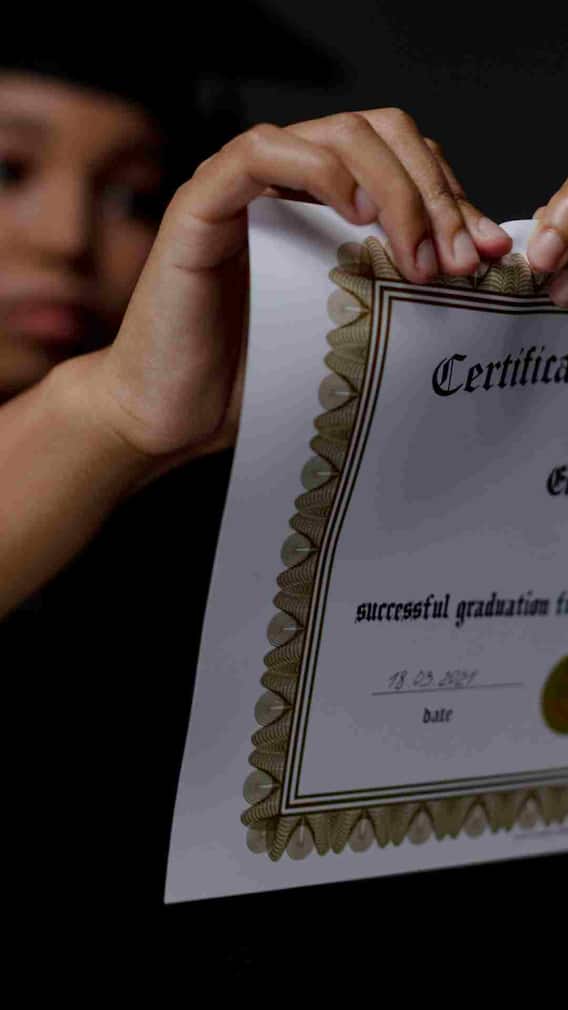 ఆ దేశాలకు వెళ్లాలనుకుంటే ఇండియాలో ఈ డిగ్రీలు చేసినా వేస్టే