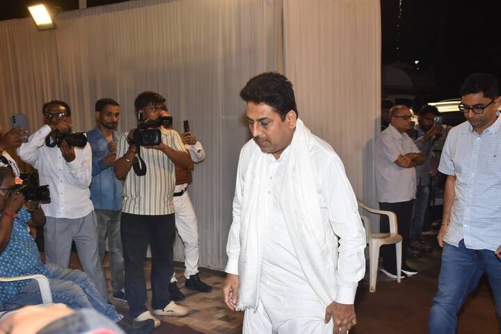 'Taarak Mehta' fame Shailesh Lodha also attended the prayer meet of actor Satish Shah. Who got down from the car and went straight inside.