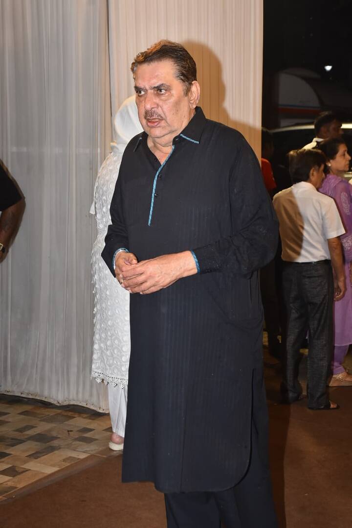 Popular Bollywood actor Raza Murad was also seen in Satish Shah's prayer meet.