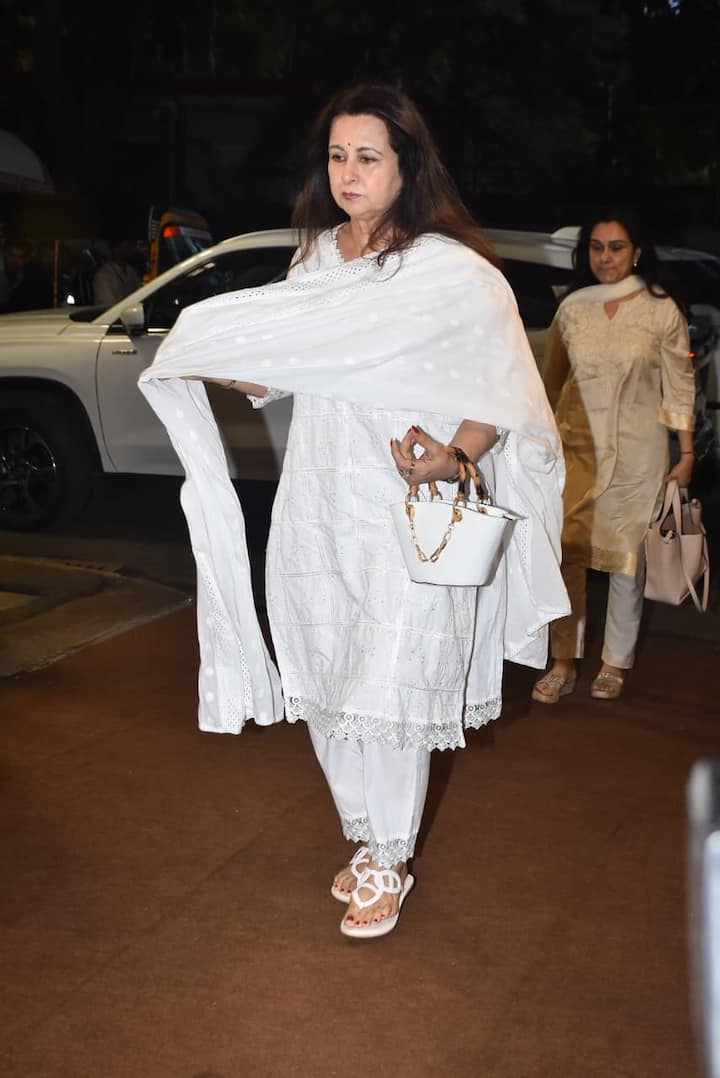 Actress Poonam Dhillon also reached Satish Shah's prayer meet to pray for the peace of the actor's soul.