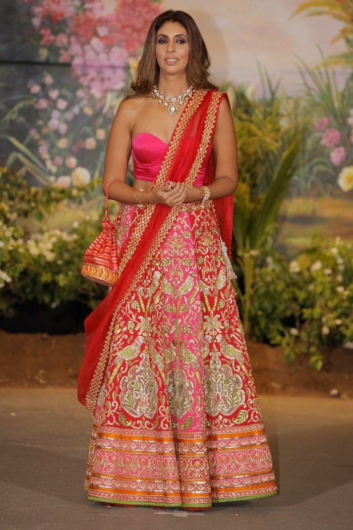 बिग बी की लाडली इस पिंकिश रेड लहंगे में काफी खूबसूरत नजर आ रही हैं. अपने इस प्लेट्स स्टाइल लहंगे को हसीना ने पिंक ट्यूब ब्लाउज के साथ कैरी किया है. कंट्रास्टिंग कलर के नेकपीस के साथ उन्होंने अपना ये लुक पूरा किया.