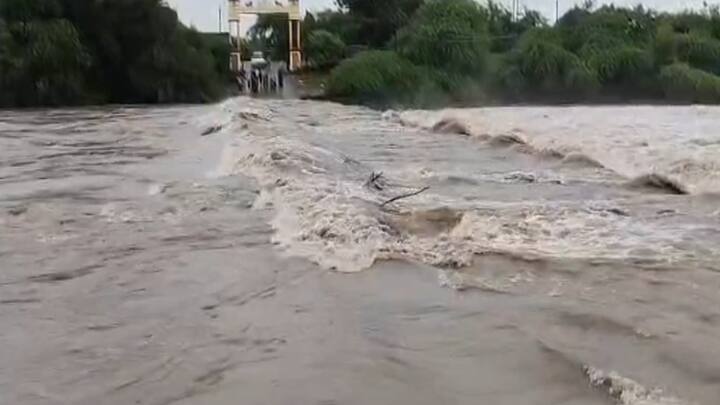 ભાવનગરના મહુવા તાલુકામાં 12 કલાકમાં 11 ઈંચ વરસાદ વરસ્યો હતો. મહુવા તાલુકામાં 11 ઈંચ વરસાદથી જનજીવન પ્રભાવિત થયું હતું. મહુવા તાલુકાના ખરેડ ગામના કોઝવે પર પાણી વહેતા થયા હતા. કોઝ-વે પર નદીની જેમ વરસાદના પાણી વહેતા થયા હતા. મહુવા- ખરેડ કોઝ-વે પર પાણી ભરાઈ જતા વાહન વ્યવહાર બંધ થયો હતો. મહુવાના ટાઉન વિસ્તારના અનેક વિસ્તાર પાણીમાં ગરકાવ થયા હતા.