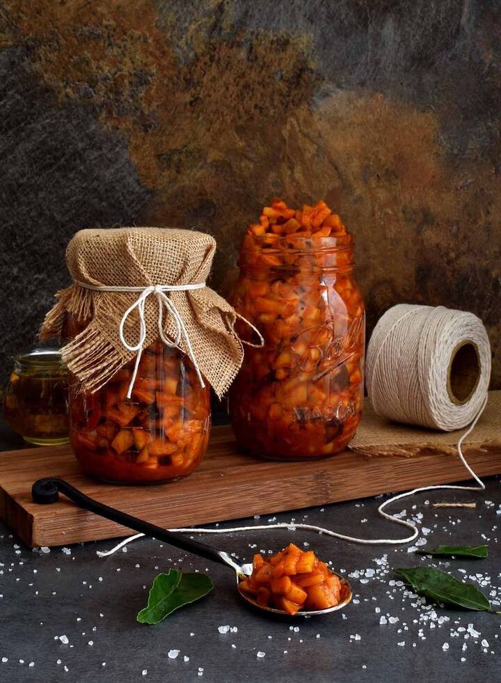 लोणचं प्लास्टिकच्या डब्यात ठेवणं आपल्या आरोग्यसाठी खूप घातक ठरू शकतं.