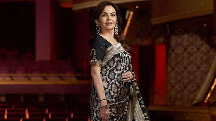 बनारस में रेशम का यह जादू कब शुरू हुआ, इसका कोई सटीक दस्तावेज नहीं है, मगर यह तय है कि बुनकरी यहां की नस-नस में बसती है. एक वक्त था जब बुनकरों का बेटा बुनकर बनता था, रंगरेज का बेटा रंगरेज. यह कला सिखाई नहीं जाती थी, बल्कि विरासत में मिलती थी. और यही विरासत आज भी बनारसी साड़ी को जीवित रखे हुए है.