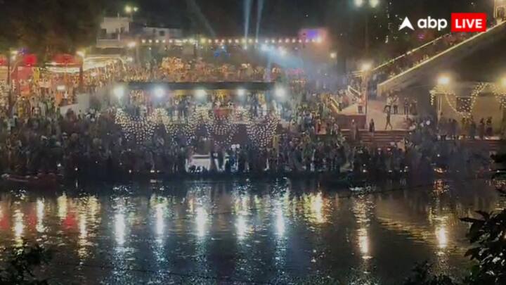 Chhath Puja 2025: वाराणसी में महापर्व छठ पर काशी के गंगा घाट पर आस्था का जनसैलाब उमड़ता हुआ दिखाई दिया है. इस दौरान सुरक्षा के भी कड़े इंतजाम नजर आए.