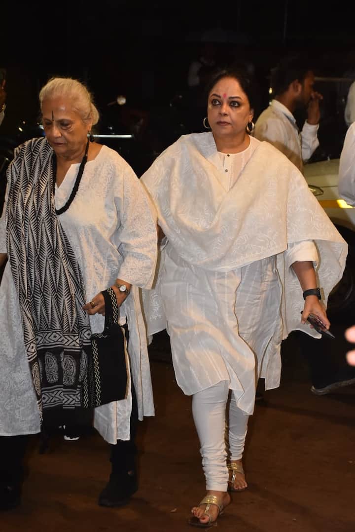 एक्ट्रेस तन्वी आजमी भी सतीश शाह की प्रेयर मीट में शामिल हुई. जो काफी उदास नजर आई.