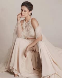 ईशा मालवीय की 10 तस्वीरें: स्टाइल और फैशन में बॉलीवुड हसीनाओं से चार कदम आगे हैं एक्ट्रेस