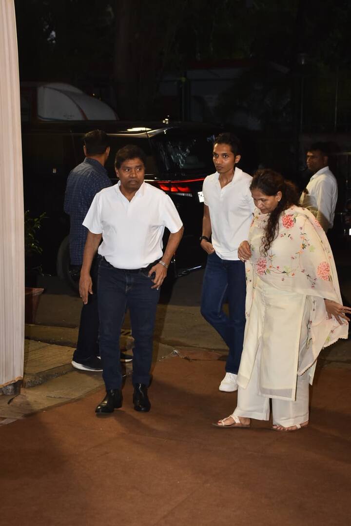 Veteran actor Johnny Lever along with his son and wife attended the prayer meeting of Satish Shah.