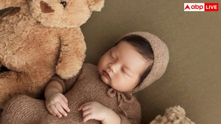 क्या आपको पता है कि बड़े लोगों की तरह बच्चों को पसीना नहीं आता है. लेकिन अगर आपके बच्चे को ज्यादा पसीना आता है तो ये खतरे की निशानी हो सकती है. ऐसे में आइए जानते हैं इसका कारण.