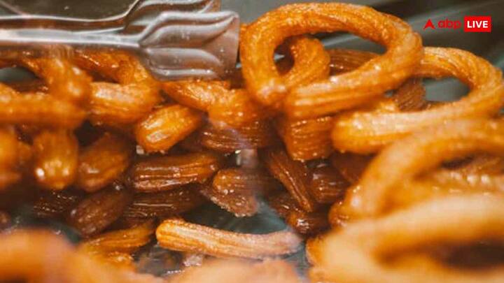 हम सभी भारतीय जलेबी के दीवाने हैं, लेकिन अफगान जलेबी का टेस्ट कुछ अलग ही होता है. यह जलेबी थोड़ी मोटी और ज्यादा कुरकुरी होती है, जिसके अंदर हल्की सी चाशनी भरी होती है. इसे दही और आटे के फर्मेंटेशन से बनाया जाता है और फिर घी में डीप फ्राई किया जाता है. साथ ही ऊपर से शुगर सिरप डालकर सजाई जाती है.