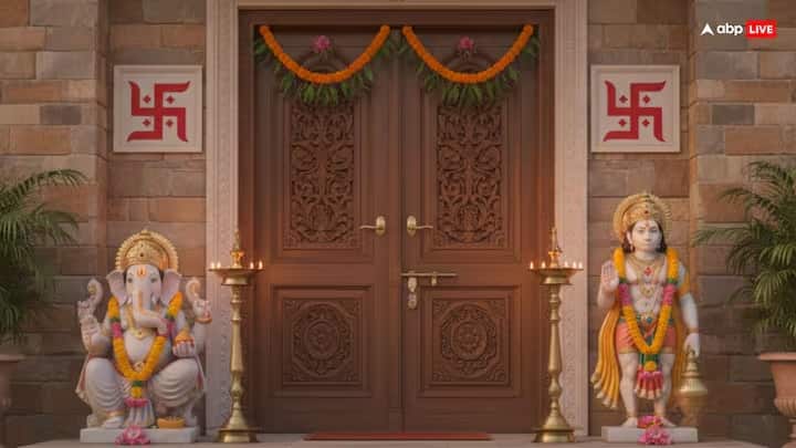 દક્ષિણમુખી ઘરના વાસ્તુ દોષોને દૂર કરવા માટે, કેટલાક સરળ અને અસરકારક પગલાં લેવા જોઈએ, જેમ કે મુખ્ય દરવાજાની બંને બાજુ સ્વસ્તિક ચિહ્ન દોરવું અને પ્રવેશદ્વાર પર ભગવાન ગણેશ અથવા હનુમાનની મૂર્તિ મૂકવી. આ પ્રથા નકારાત્મક ઉર્જા દૂર કરે છે, ઘરમાં શુભતા લાવે છે અને સુરક્ષાનું વાતાવરણ બનાવે છે.