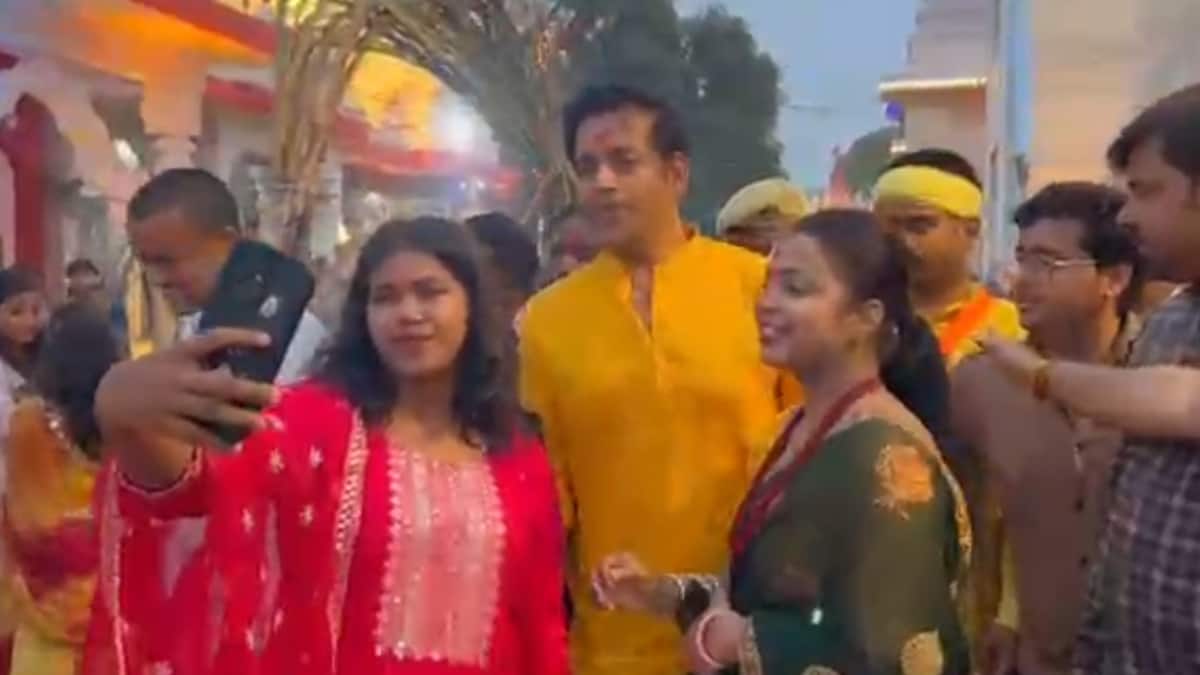 रवि किशन के साथ लोगों ने ली सेल्फी