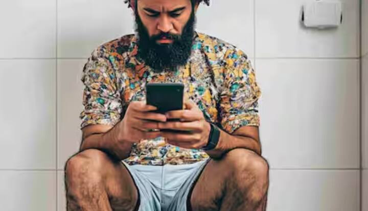 ਇਹ ਪਹਿਲੀ ਵਾਰ ਨਹੀਂ ਹੈ ਜਦੋਂ ਅਜਿਹਾ ਦਾਅਵਾ ਕੀਤਾ ਗਿਆ ਹੈ। 2020 ਵਿੱਚ ਤੁਰਕੀ ਅਤੇ ਇਟਲੀ ਵਿੱਚ ਕੀਤੀ ਗਈ ਖੋਜ ਵਿੱਚ ਇਹ ਵੀ ਪਾਇਆ ਗਿਆ ਕਿ ਪੰਜ ਮਿੰਟ ਤੋਂ ਵੱਧ ਸਮੇਂ ਲਈ ਟਾਇਲਟ 'ਤੇ ਬੈਠਣ ਨਾਲ ਬਵਾਸੀਰ ਦਾ ਖ਼ਤਰਾ ਵੱਧ ਜਾਂਦਾ ਹੈ। ਤੁਸੀਂ ਕੁਝ ਉਪਾਅ ਅਪਣਾ ਕੇ ਵੀ ਬਵਾਸੀਰ ਤੋਂ ਬਚ ਸਕਦੇ ਹੋ: ਆਪਣੀ ਖੁਰਾਕ ਵਿੱਚ ਫਾਈਬਰ ਅਤੇ ਪਾਣੀ ਦੀ ਮਾਤਰਾ ਵਧਾਓ। ਆਪਣਾ ਫ਼ੋਨ ਜਾਂ ਕੋਈ ਹੋਰ ਧਿਆਨ ਭਟਕਾਉਣ ਵਾਲੀ ਚੀਜ਼ ਟਾਇਲਟ ਵਿੱਚ ਲਿਜਾਣ ਤੋਂ ਬਚੋ। ਟਾਇਲਟ ਚ ਘੱਟ ਤੋਂ ਘੱਟ ਸਮਾਂ ਬਿਤਾਓ ਕਰੋ। ਜੇਕਰ ਤੁਹਾਨੂੰ ਮਲ ਕਰਨ ਵੇਲੇ ਖੂਨ ਆਉਂਦਾ, ਦਰਦ ਜਾਂ ਗੰਢਾਂ ਦਿਖਾਈ ਦਿੰਦੀਆਂ ਹਨ, ਤਾਂ ਤੁਰੰਤ ਡਾਕਟਰ ਨਾਲ ਸਲਾਹ ਕਰੋ।